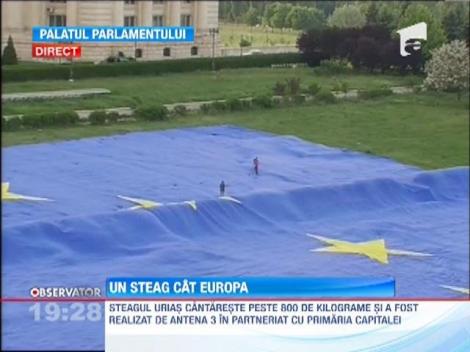 UPDATE / Steagul urias al Uniunii Europene, arborat in Piata Constitutiei