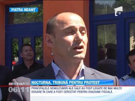 Un barbat din Piatra Neamt s-a urcat pe un stalp de nocturna pentru a protesta impotriva justitiei