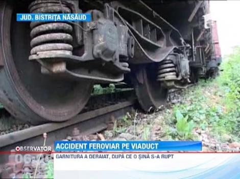 Accident feroviar pe o ruta din judetul Bistrita Nasaud. Sapte vagoane pline cu lemne au deraiat si s-au rasturnat pe un viaduct
