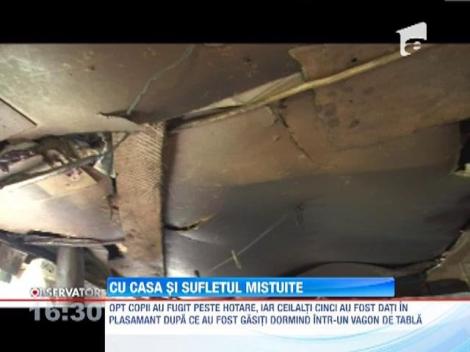 Traiesc din mila vecinilor, dupa ce flacarile le-au mistuit casa