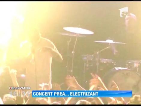 S-a electrocutat in timp ce canta la chitara in fata sutelor de fani