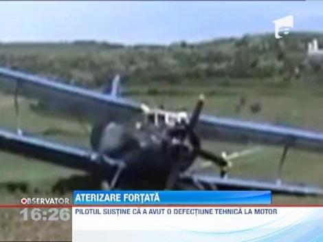 Avion utilitar nevoit sa aterizeze pe un camp