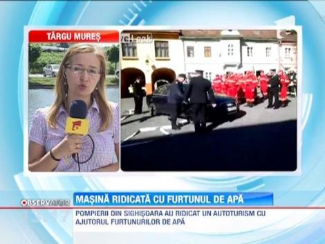 Masina ridicata cu furtunul de apa!