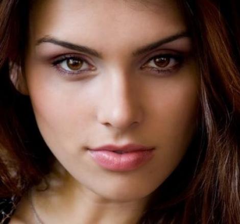 NU E GLUMA... Roxana Paraschivoiu, cea mai SEXY "vecina" din lume!