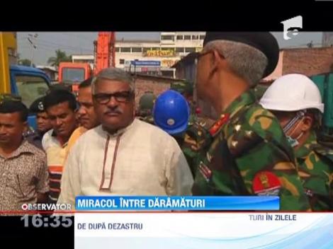 Femeie gasita in viata sub daramaturile complexului prabusit acum 17 zile in Bangladesh