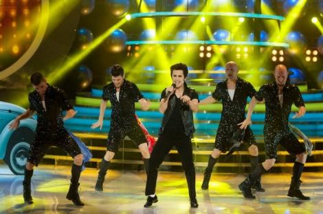 Serban Copot se transforma in John Travolta – “Greased Lightning”