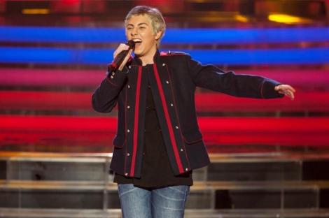 Ioana Anuta se transforma in Dan Bittman – “Ti-am dat un inel”