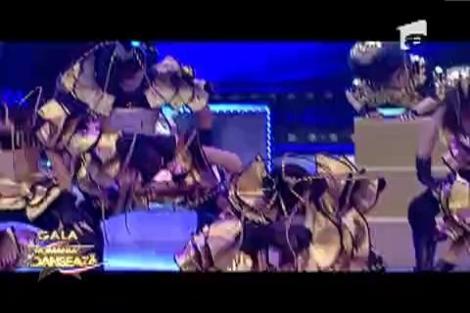 O scena, 30 de fetite... Trupa As, cea cu stea aurie in frunte!