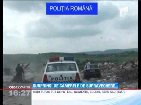 Cercetati pentru furt calificat, dupa ce au fost surprinsi de camerele de supraveghere