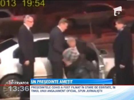 Presedintele Cehiei, atat de beat incat abia se tinea pe picioare!