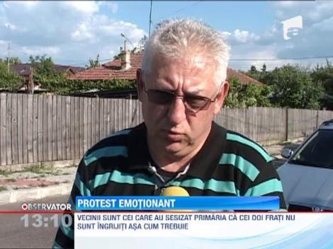 Doi copii s-au urcat pe acoperisul casei, refuzand sa plece cu asistenti sociali