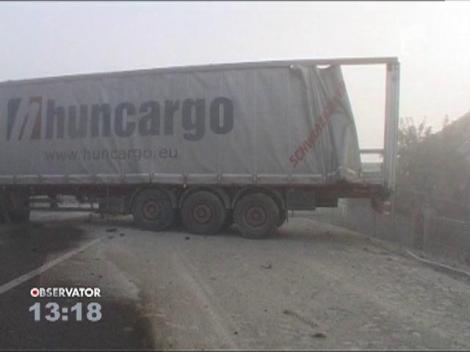 Un TIR incarcat cu 25 de tone de ciment s-a rasturnat in localitatea Bunesti, judetul Cluj