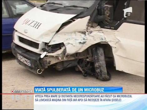 O fata de 16 ani a fost spulberata de un microbuz