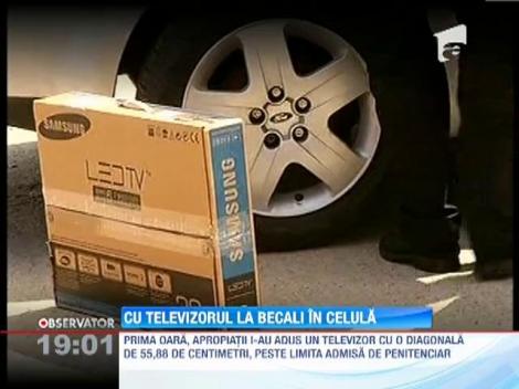 Gigi Becali a vrut sa-si aduca o plasma in celula. S-a ales doar cu televizor cu diagonala mica