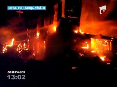 Un hotel si o cabana din localitatea Piatra Fantanele au ars pana la temelii