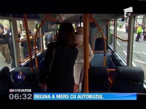 In plina criza, regina Marii Britanii face economii: merge cu trenul!