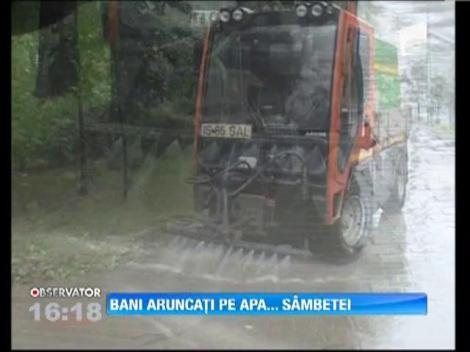 Utilajele de la primarie au spalat trotuarele din Iasi in timpul potopului