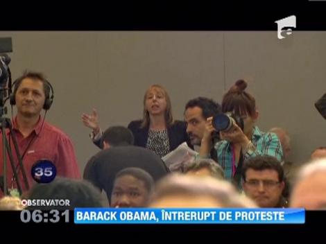 Discursul presedintelui Barack Obama, intrerupt de o protestatara