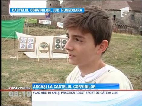 Concurs de tir cu arcul traditional in curtea Castelului Corvinilor din Hunedoara