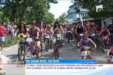 Zeci de femei au pedalat pe biciclete imodobite cu flori, pe faleza din Galati