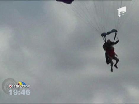 La 98 de ani, un american strange bani in scopuri caritabile, sarind cu parasuta!