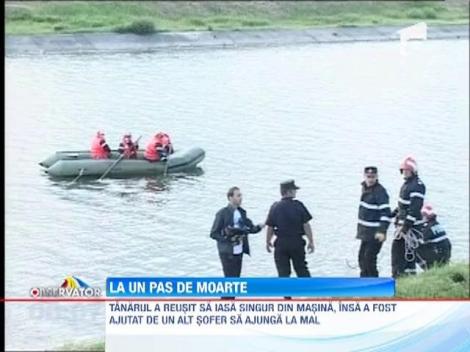 Un tanar de 18 ani a sarit cu automobilul in raul Jiu