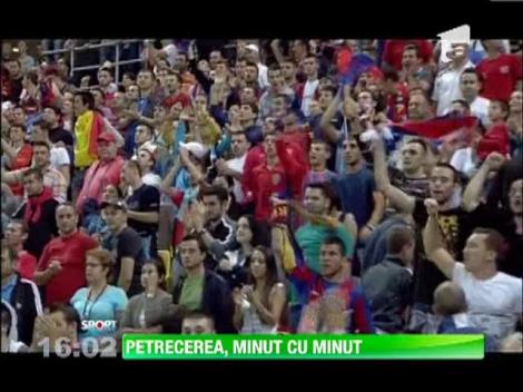 Stelisti vor ridica trofeul de campioni dupa meciul cu FC Brasov