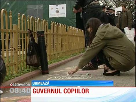 1 iunie : Copiii , invitati sa deseneze cu creta in curtea Guvernului