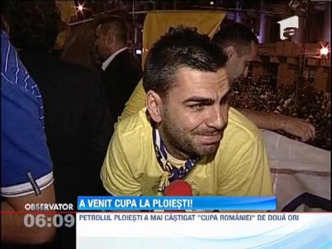 Noapte alba in centrul Ploiestiului! de suporteri le-au cantat jucatorilor care le-au adus cupa romaniei, dupa 18 ani