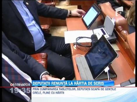 Parlamentarii fac reduceri la hartie