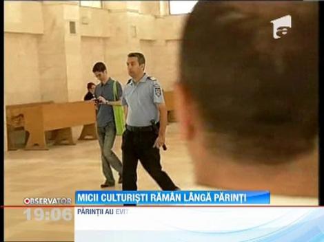 Micul Hercule si fratele lui raman la parintii care le-au umflat muschii