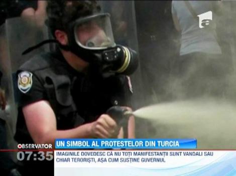 Imaginea unei femei atacate cu spray iritant de politistii din Istanbul, simbol al protestelor din Turcia