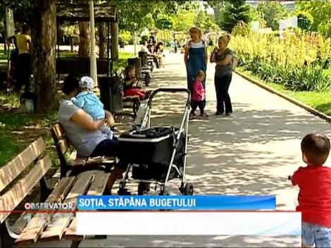 De ce se descurca femeile mai bine cu bugetul familiei?