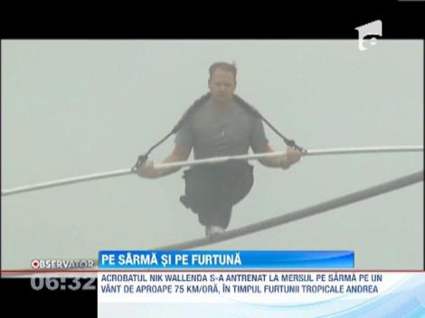 Acrobatul american Nik Wallenda a mers pe sarma chiar in timpul unei furtuni