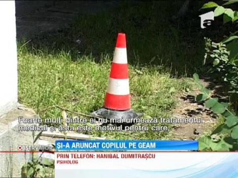 Bacau: O femeie bolnava psihic si-a aruncat copilul pe geam