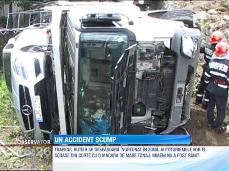 Un TIR care transporta cinci autoturisme Mercedes s-a rasturnat intr-o curte din Busteni