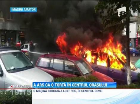 O masina a ars ca o torta in centrul orasului Deva