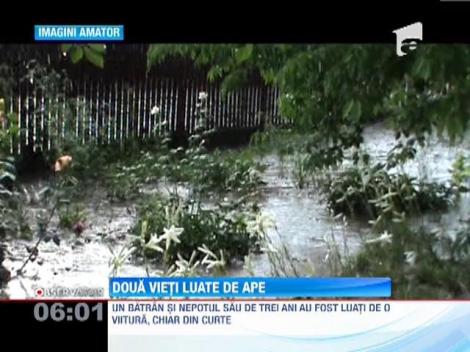 Un batran si nepotul lui de numai trei ani au fost luati de o viitura, in Iasi