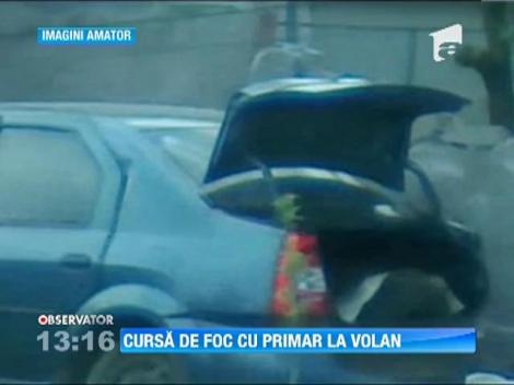 Un sofer a intrat cu masina intr-un stalp de iluminat