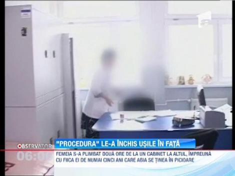 O mama cu doi copii de mana a batut doua ore la usi inchise, intr-un spital din Targu Jiu