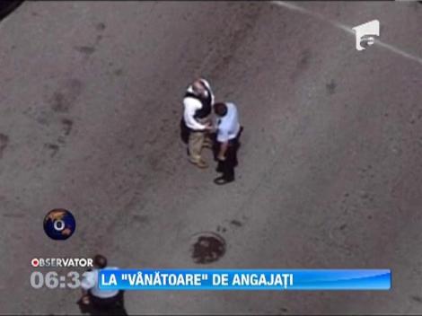 Angajati vanati cu o arma semiautomata