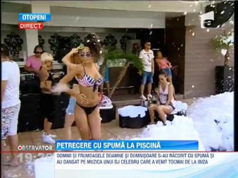Petrecere cu spuma la piscina
