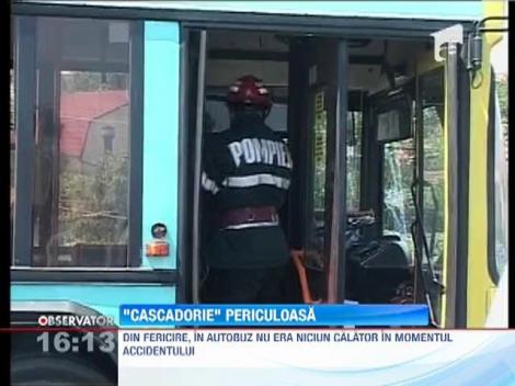 Autobuz suspendat printre firele de inalta tensiune