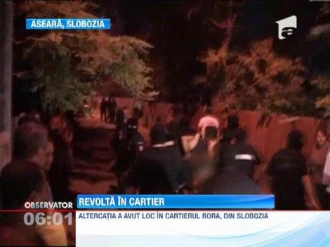 Scandal cu furci si topoare intr-un cartier din Slobozia! Jandarmi au fost atacati de mai multi localnici prinsi la furat