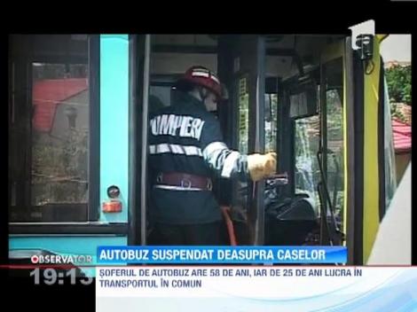 Autobuz suspendat in gol, pe marginea unui pod din Constanta