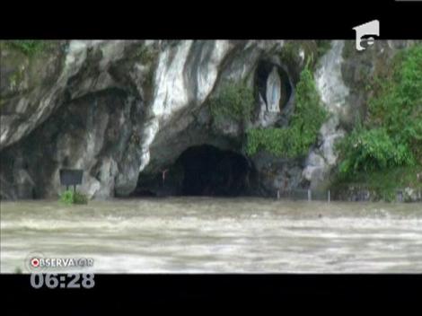 Celebra grota de la Lourdes a fost inundata