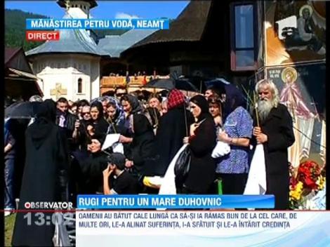 Parintele Iustin Parvu, condus pe ultimul drum de mii de pelerini