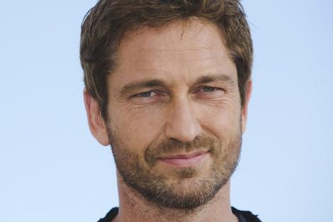 Gerard Butler, surprins in ipostaze tandre cu o alta bruneta atragatoare