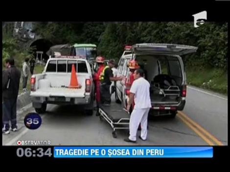 Peru: Un autocar s-a prabusit intr-o prapastie de 50 de metri. Cel putin 30 de oameni au murit