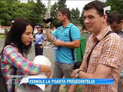 Cateva zeci de doamne si domnisoare au protestat in fata Palatului Cotroceni